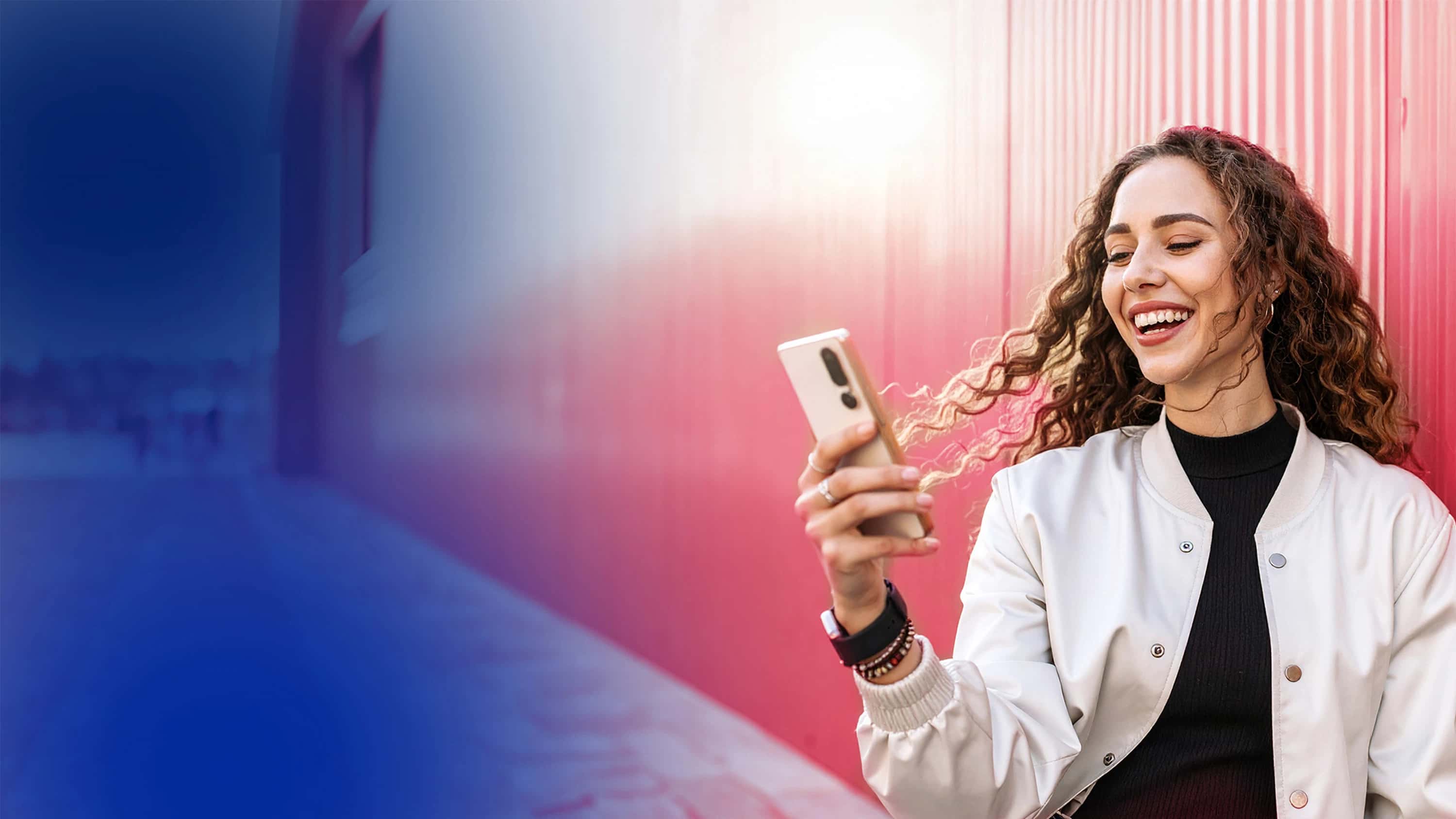 Imágen de persona mirando el celular