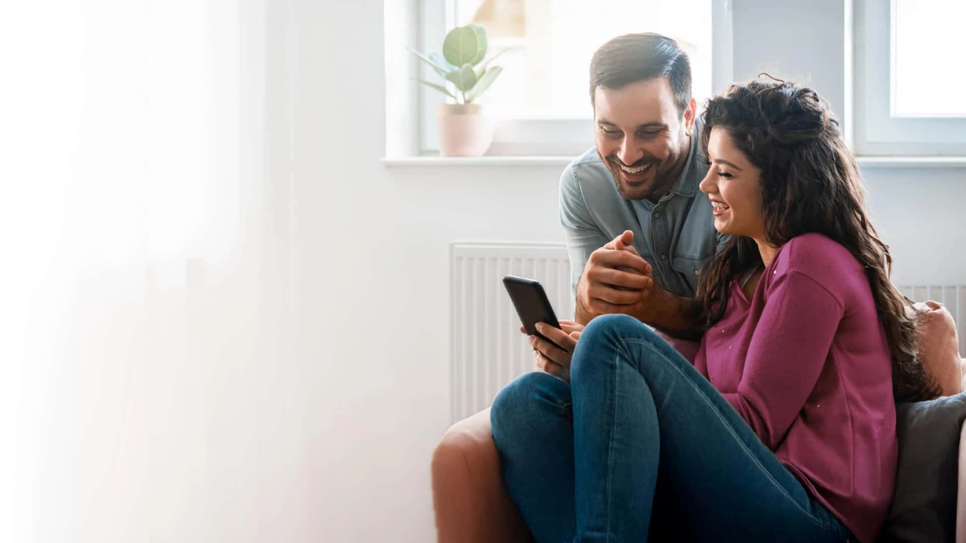 Pareja mirando el celular