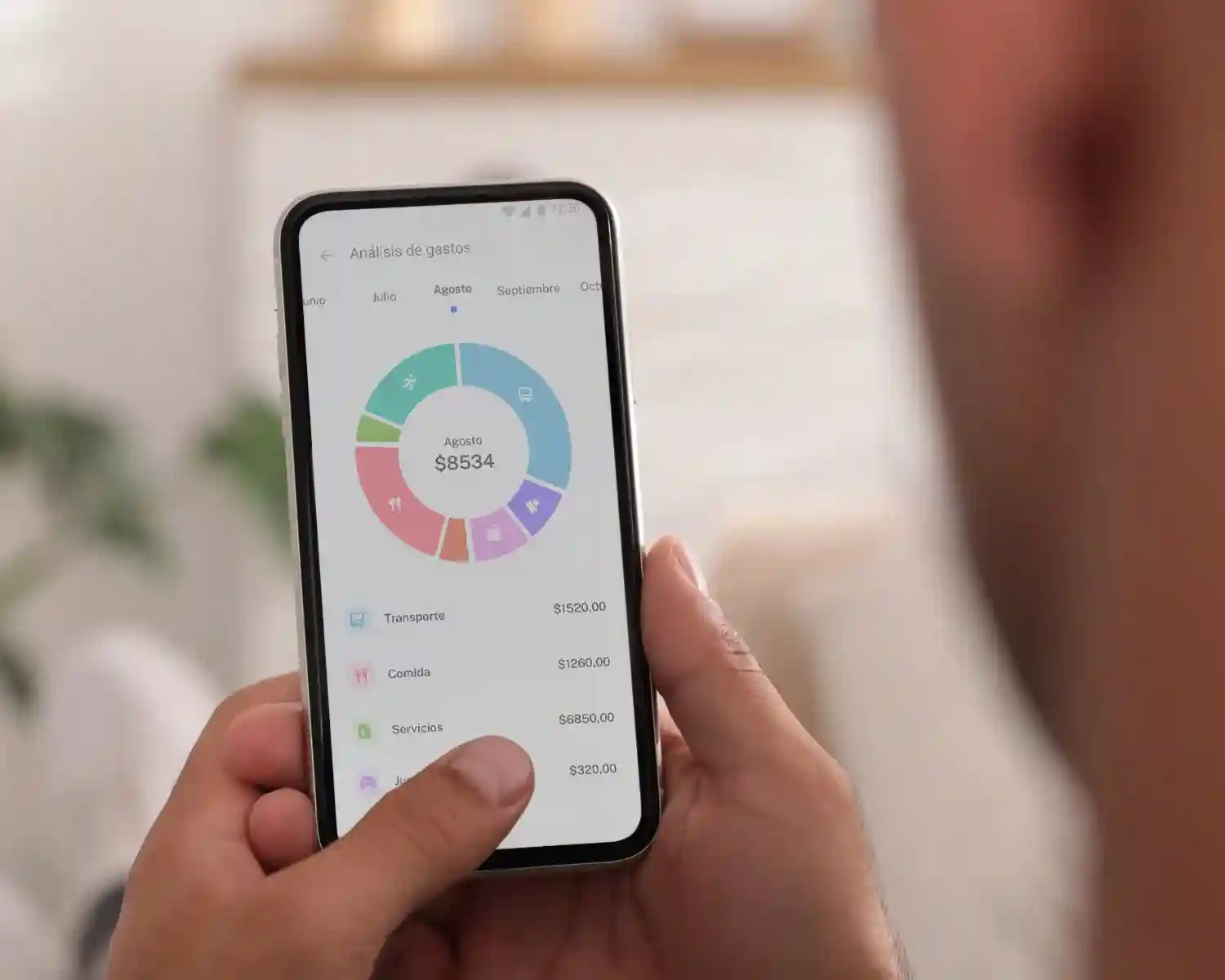 Imagen de una persona utilizando la funcionalidad de análisis de gastos de la app de Ualá.