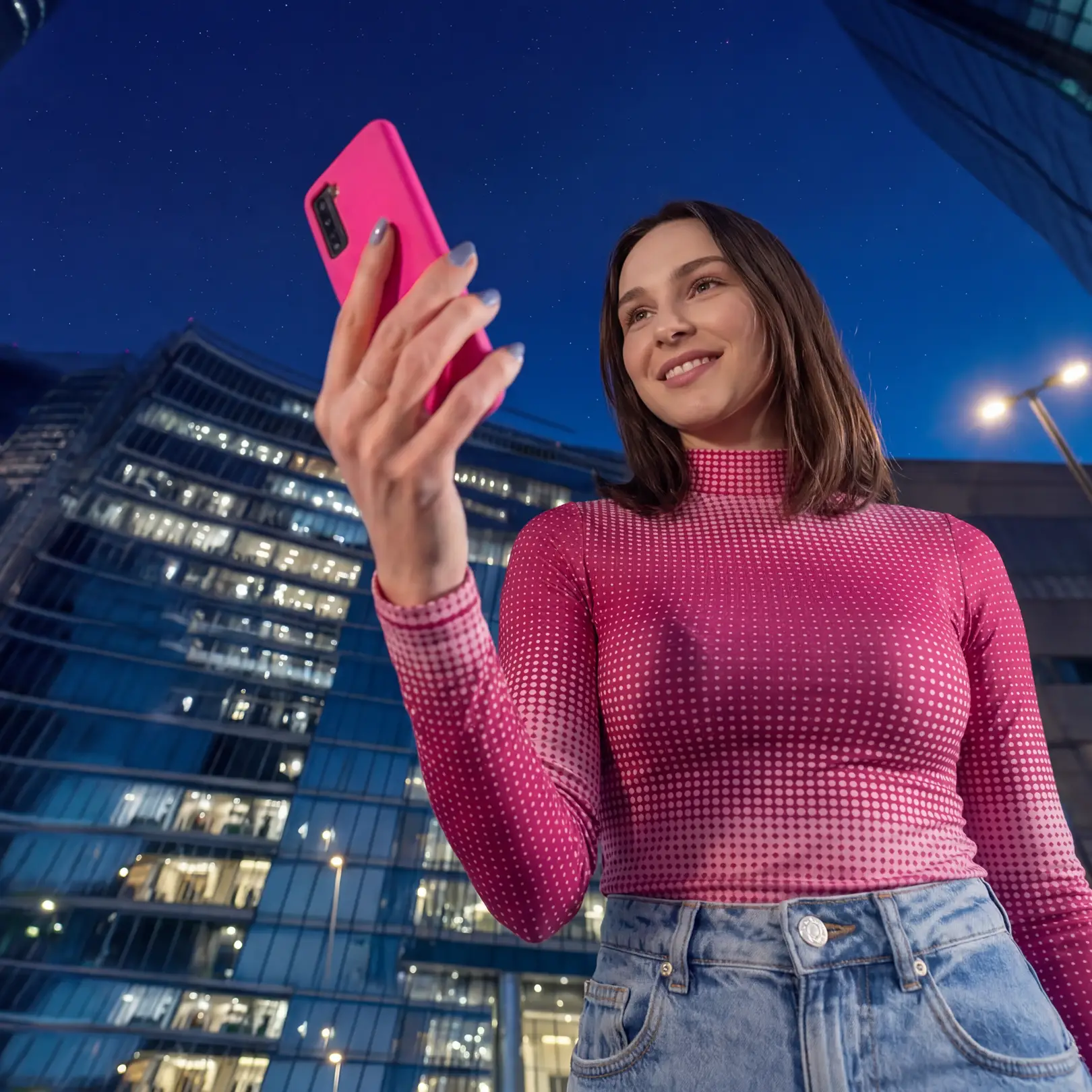 Imágen de una chica con el celular en la mano
