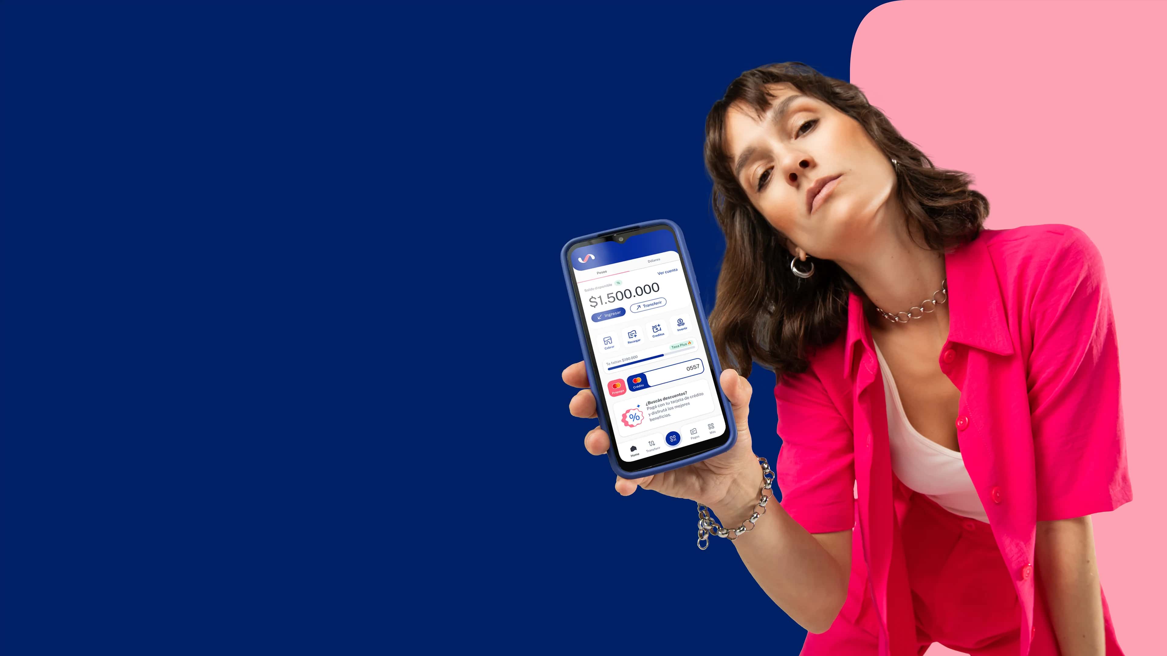 Persona con celular y pantalla de home