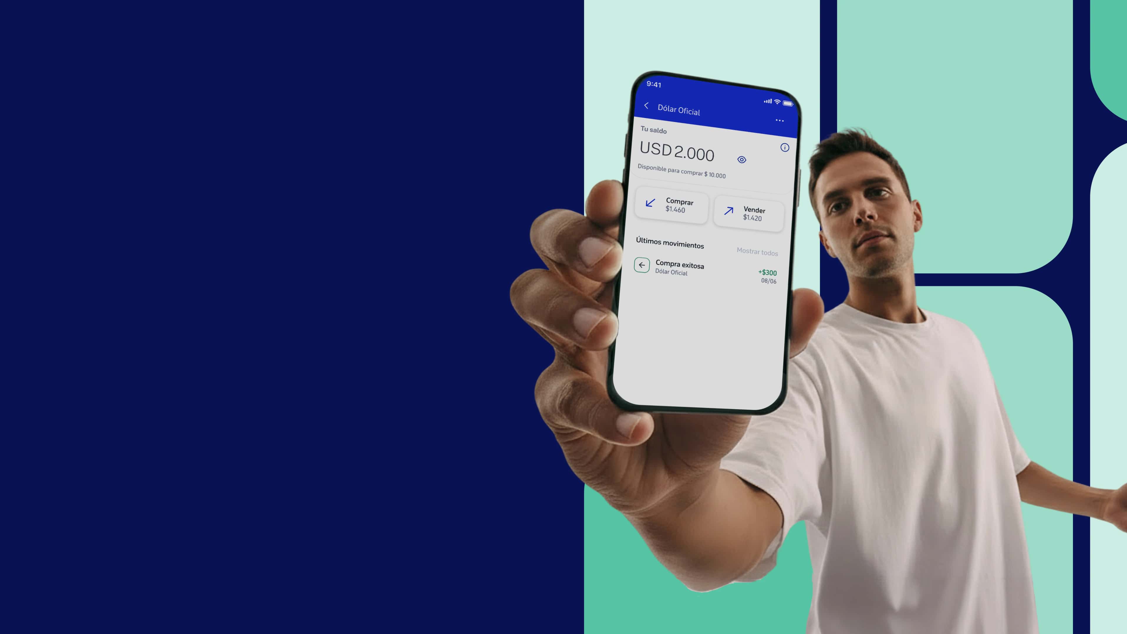 Imágen de chico con el celular con la pantalla de inversiones frente a cámara